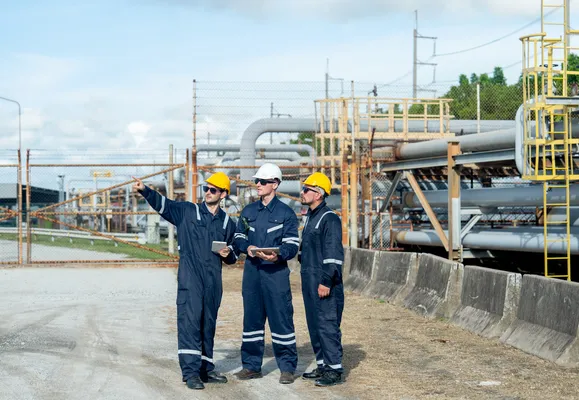 Fotografía del equipo experto en instalación de tuberías de gas de Gassec analizando el proyecto