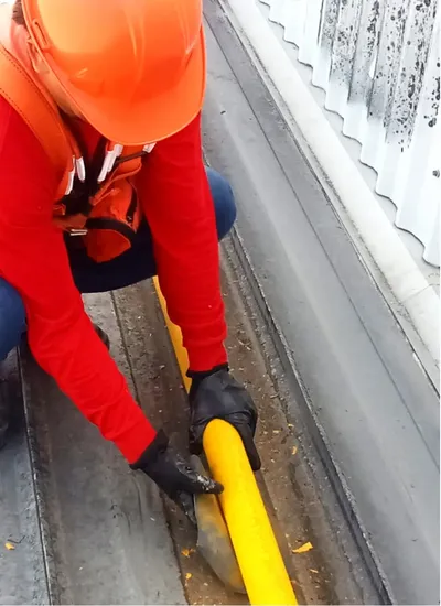 Fotografía a un hombre capacitado y autorizado haciendo un ajuste en la instalación de tubería de gas