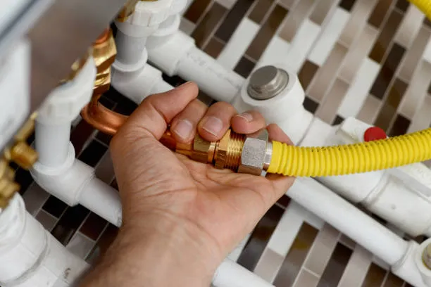 Especialista que se encuentra haciendo revisión de una instalación de gas natural para que cumpla con la NOM 002 SECRE 2010.