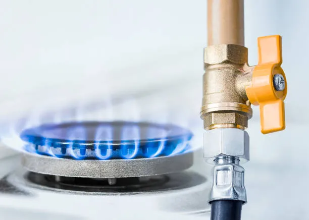 Imagen donde se ven dos tipos de instalación con la intención de hacer comparativa de diferencia entre gas natural y gas LP.
