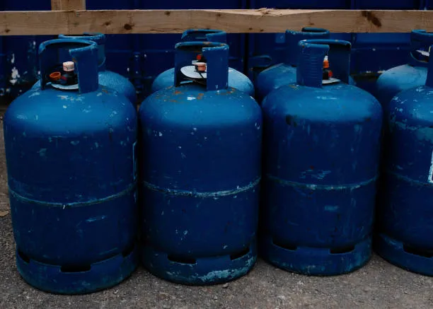 Imagen en donde ver diferentes tanques de gas mostrando el almacenamiento como diferencia entre gas natural y gas LP.