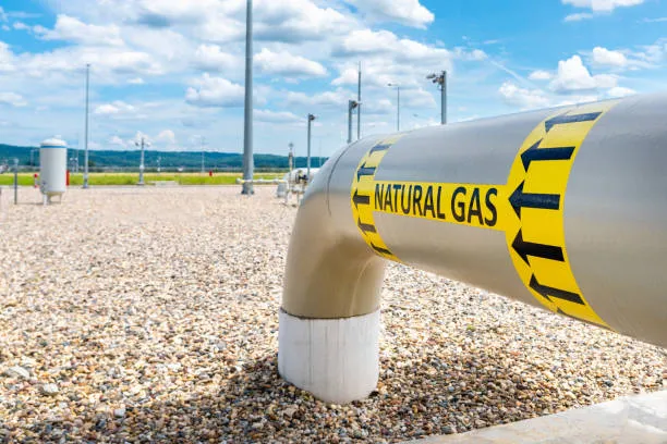 Una fotografía en donde se puede ver un tubo de tipo industrial que forma parte de una instalación industrial de gas natural.