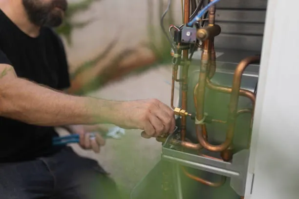 Foto de personas manipulando las Instalaciones de aprovechamiento de gas, diseño y construcción hechas por MacoGas