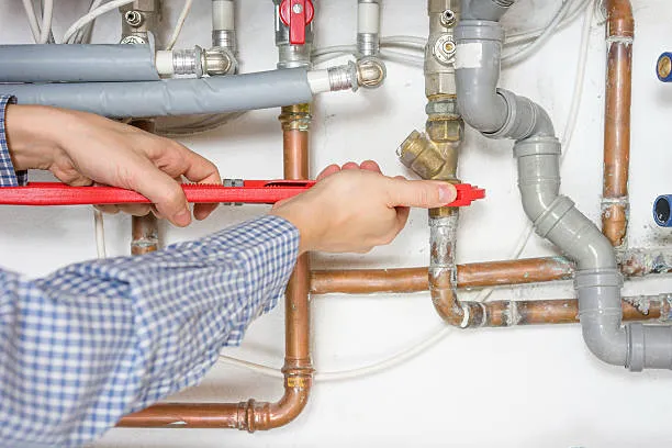 Persona que se encuentra haciendo minuciosa evaluación que funciona como parte de una prueba de hermeticidad gas profesional.