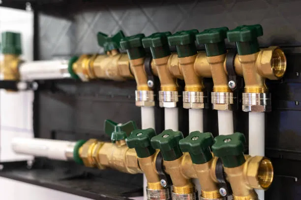 Foto en donde se pueden ver distintos cabezales para colocación de instalaciones de aprovechamiento de gas LP con seguridad.