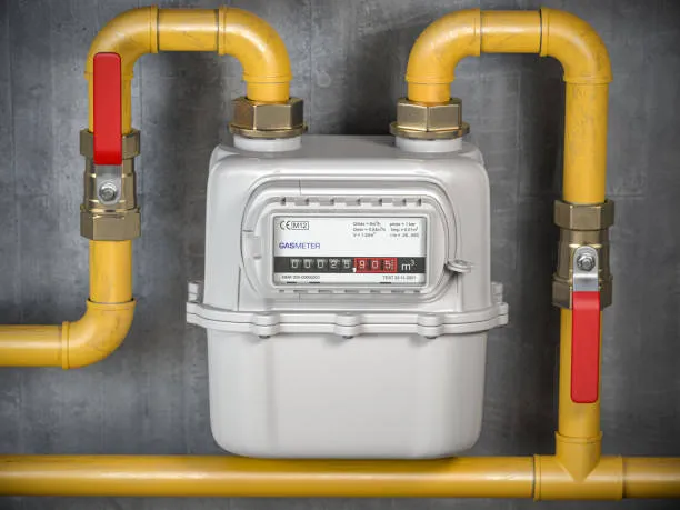 Una toma a detalle de un medidor de gas en pleno funcionamiento con la finalidad de mejorar el suministro de gas industrial.