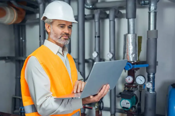Fotografía de un especialista de MacoGas revisando el mantenimiento de instalaciones de gas de una industria.