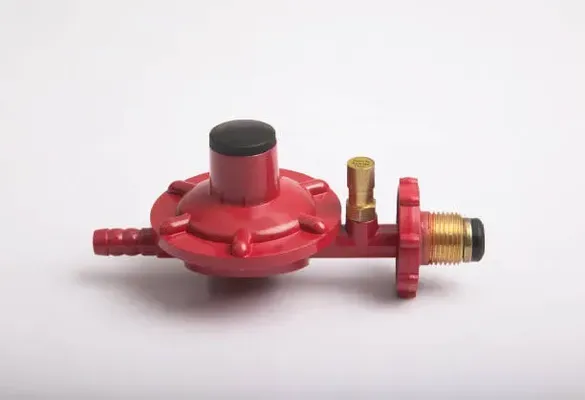 Imagen donde se ve un regulador de gas natural en color rojo que está diseñado para poder hacer las conexiones de manera segura y sellada.