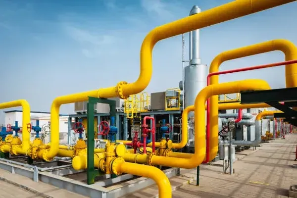 Imagen donde se ve un sector industrial que debe hacer uso de regulador de gas en Monterrey para garantizar la seguridad en sus operaciones.