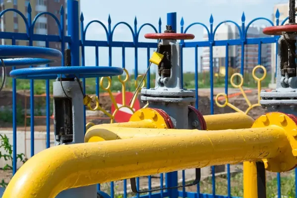 Fotografía en el exterior de una industria con tuberías amarillas de gas que funcionan bien por un regulador de gas LP en Monterrey