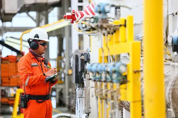 Imagen de técnico especialista que se encuentra en una evaluación visual para comenzar una prueba de hermeticidad de gas LP en Monterrey.