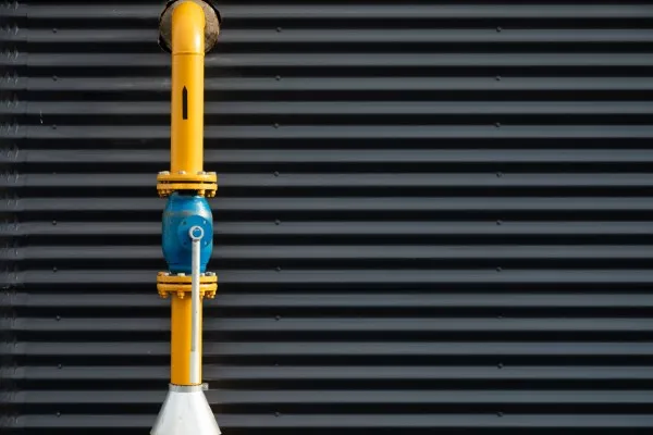 Fotografía a una tubería amarilla de una empresa que sabe qué es el gas LP