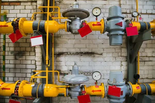 Fotografía de dos conexiones de tuberías de gas con un regulador de gas LP que las mantienen funcionando bien
