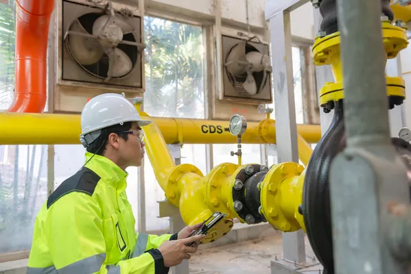 Foto del encargado de los sistemas de gas que sabe cómo elegir una empresa de mantenimiento de redes de gas natural