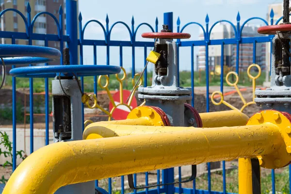 Fotografía a unas tuberías de gas amarillas que se conectan a un regulador de gas de alta presión para industria