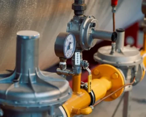 Fotografía de una industria que sabe qué es el gas LP usando medidores en su instalación
