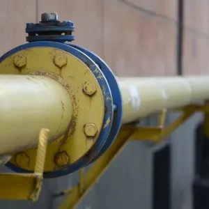 Fotografía a una tubería amarilla que forma parte de la instalación de tuberías de gas de Gassec