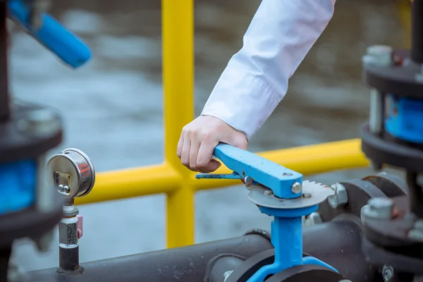 Foto de mano de persona cerrando el gas porque se acerca la vigencia del dictamen de gas en su industria