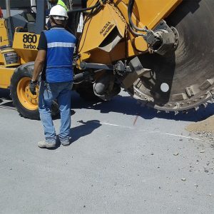 Miembro del equipo de MacoGas que se encuentra supervisando un proyecto de excavación para la instalación de gas profesional.
