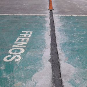 Toma de una línea en donde hace la toma de gas natural dentro de un espacio industrial para recibir servicios profesionales.