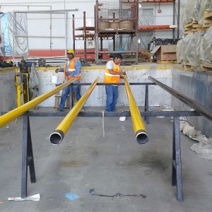 Dos elementos de equipo MacoGas que se encuentran supervisando algunos tubos para cumplir con los servicios de instalación.