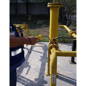 Un especialista que se encuentra realizando una revisión minuciosa a un tubo por donde está pasando una línea de gas natural.