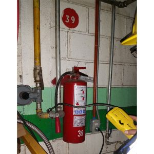 Especialista que se encuentra realizando una revisión minuciosa a instalación por donde pasa una nueva línea de gas natural.