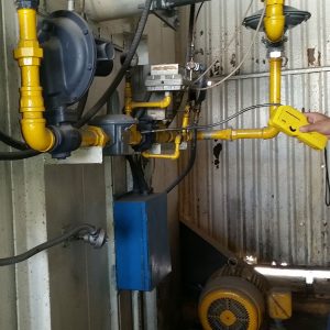 Foto donde se ve como está realizando un servicio de atención preventiva al funcionamiento de una instalación de gas natural.