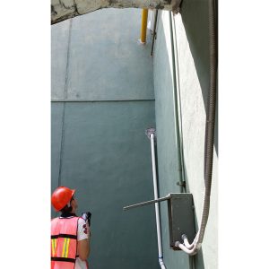 Un miembro del equipo MacoGas que se encuentra evaluando visualmente un espacio donde corre una línea completa de gas natural.